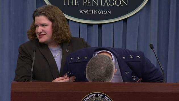 ABD'li general canlı yayında bayıldı