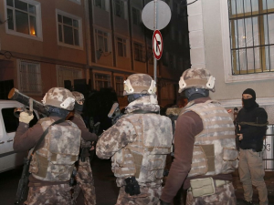 Antalyada heykellere saldırı: Kendini bilmezler, o çubuğu ne yapacak Para da etmez 37