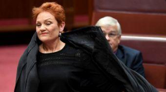 Avustralya'nın ırkçı 'Tek Ulus Partisi' üyesi Pauline Hanson parlamento içine burka ile girdi.