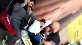Viyana Havalimanı'nda uçağa binmeyi bekleyenler şoka uğradı, polis köpekleri yolcuların üstüne çıktı