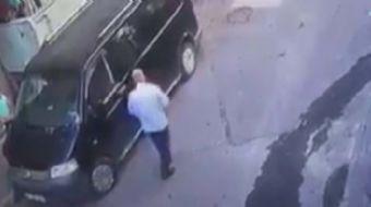 Bağcılar’da iddiaya göre çocukları adres sorma bahanesiyle arabaya bindiren yaşlı adam çevredeki vat