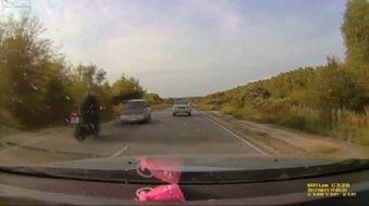 Otomobil ile motosikletin çarpışması kamerada!