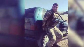 Otomobili tek başına kaldıran Mehmetçik, sosyal medyada gündem oldu.