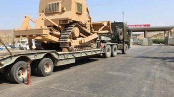 İstihkam birliğine ait araçlar ve onları taşıyan iş makinaları, Cilvegözü Sınır Kapısı'ndan sınırın