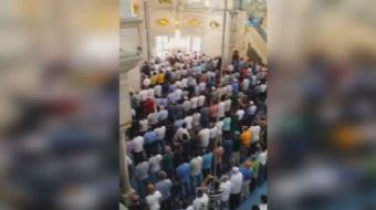15 Temmuz hain darbe girişiminin yıl dönümünde cuma namazı için camide toplanan cemaat, namaz arasın