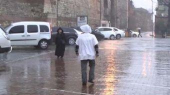 İstanbul'da yağmur batı ilçelerinde başladı. Beylikdüzü'nde yağmura hazırlıksız yakalananlar ıslanma