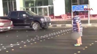 Suudi Arabistan'da cadde ortasında Macarena dansı yapan ve o anları yansıtan videosu Twitter'da vira