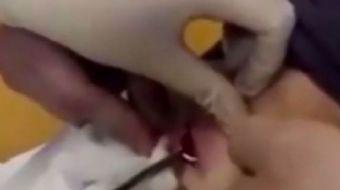 Karaçay-Çerkes Cumhuriyeti'nde yaşayan bir adam, sevgilisine evlenme teklif etmek için karnına yara