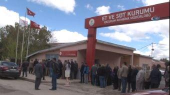 Erzurum’da Ramazan ayı öncesinde Et ve Süt Kurumu (ESK) satış ofisinin önünde kasaplara göre daha uc