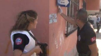 Adana'da bir mahallede yapılan operasyonda kadın polis, uzun namlulu silahla güvenlik önlemi aldığı