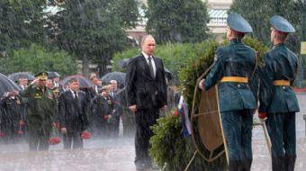 Bir seremoni sırasında aniden bastıran şiddetli yağmurda sırılsıklam olan Rusya Devlet Başkanı Putin