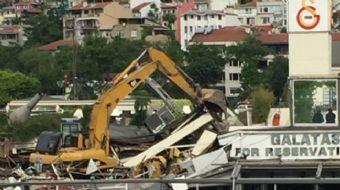 Kuruçeşme’de bulunan Galatasaray Adası’nda sabah erken saatlerde yıkım çalışmaları başladı.