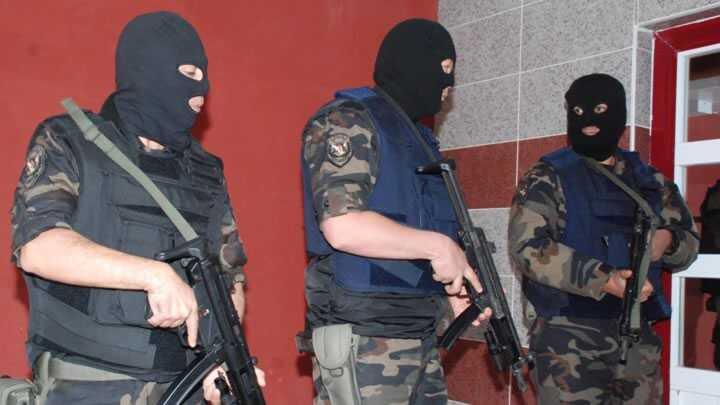 Aksaray Haberleri: Otomobil hırsızlarına 3 ilde operasyon: 5 gözaltı Aksaray Haberleri: Otomobil hırsızlarına 3 ilde operasyon: 5 gözaltı