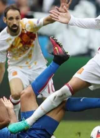 C�neyt �ak�r �talyanlar� ��ld�rtt�