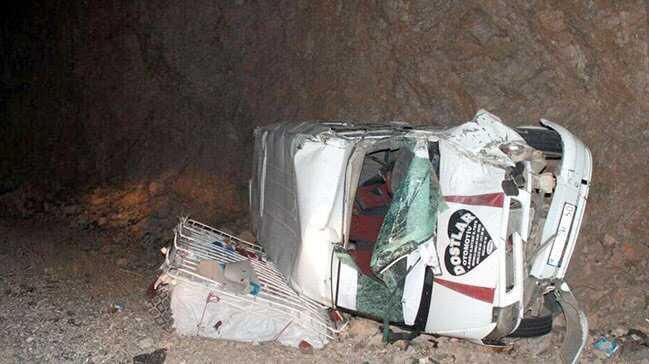 Malatya%E2%80%99da+i%C5%9F%C3%A7ileri+ta%C5%9F%C4%B1yan+minib%C3%BCs+devrildi:+16+yaral%C4%B1