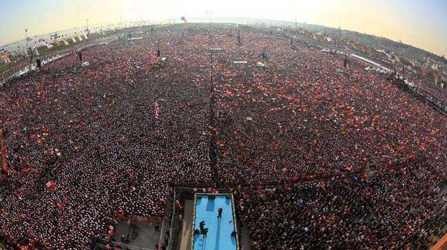 Demokrasi+ve+%C5%9Eehitler+Mitingi%E2%80%99ne+dev+haz%C4%B1rl%C4%B1k