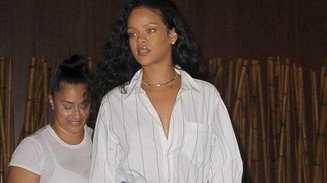 Rihanna+yeni+bir+trendi+ba%C5%9Flat%C4%B1yor%21;