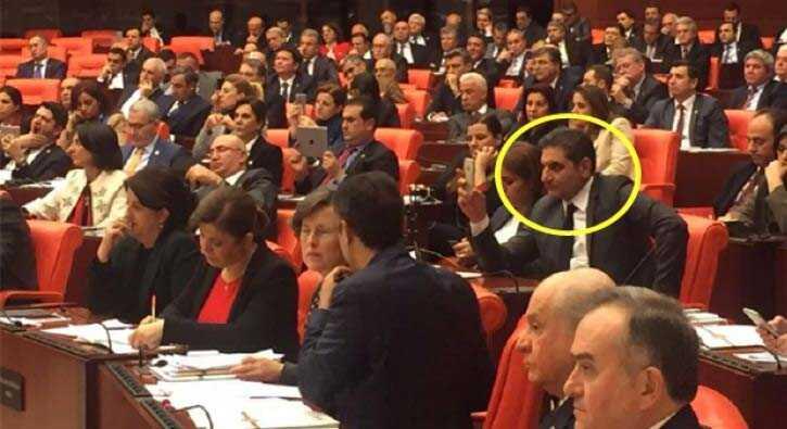 TRT%E2%80%99de+canl%C4%B1+yay%C4%B1nlanan+oturumda+HDP+s%C4%B1ralar%C4%B1na+oturan+CHP%E2%80%99li+vekil+medyay%C4%B1+sans%C3%BCrle+su%C3%A7lad%C4%B1