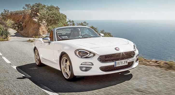Fiat+124+Spider%E2%80%99in+%C3%BCst%C3%BC+fuarda+a%C3%A7%C4%B1l%C4%B1yor
