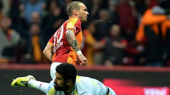 Sneijder+Fenerbah%C3%A7e%E2%80%99ye+bir+gol+daha+atarsa+tarihe+ge%C3%A7ecek%21;