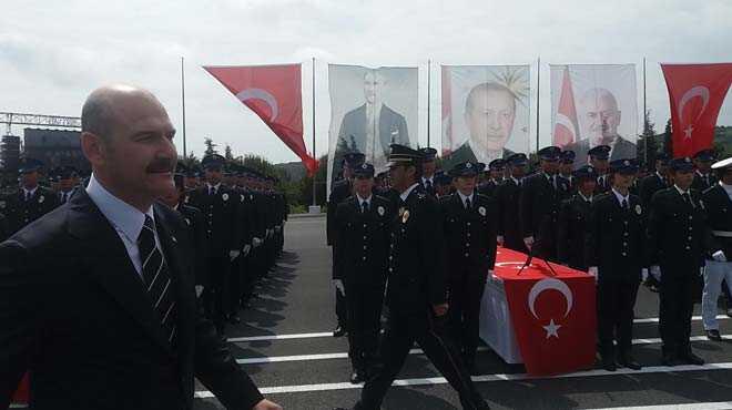 Bakan+Soylu+%C3%A7i%C3%A7e%C4%9Fi+burnunda+polislere+Tend%C3%BCrek+destan%C4%B1n%C4%B1+anlatt%C4%B1