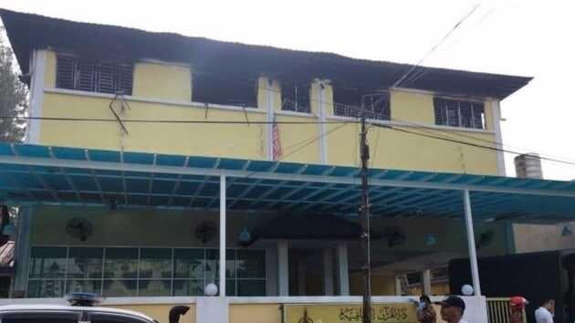 Kuala Lumpur'da bir okulda yangın çıktı 25 ölü Kuala Lumpur'da bir okulda yangın çıktı 25 ölü