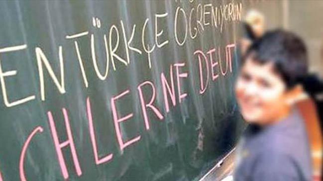 Berlin deki bazı belediyeler Türkçe dersini engelliyor