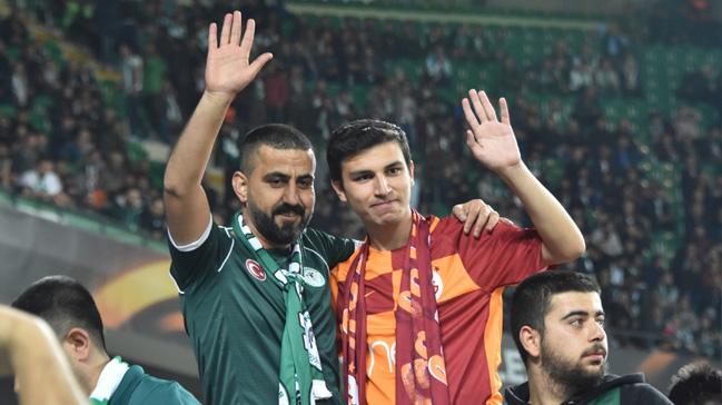 Konya'da bir grubun saldırısına uğrayan Galatasaray taraftarı formasıyla Salzburg maçını
