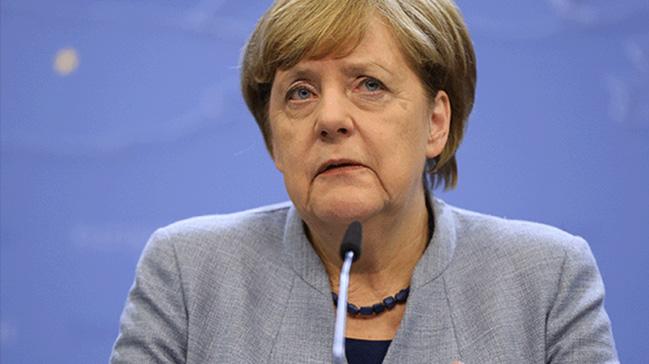 Merkel AB Zirvesi'nde yalnız kaldı