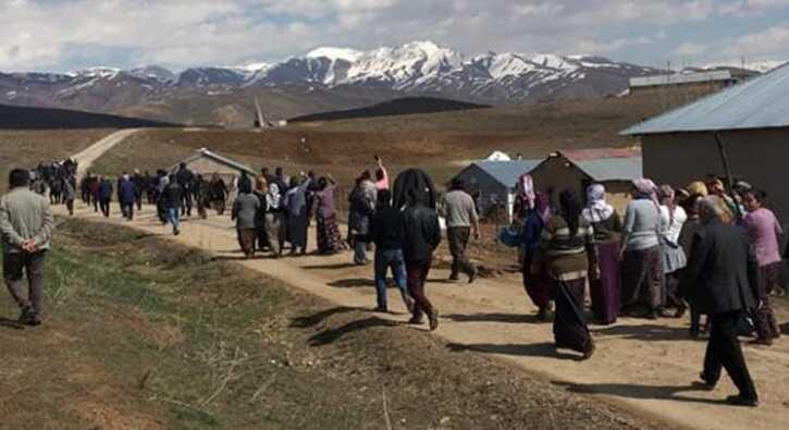 Hakkari'de sayaç yenileme sırasında gerginlik yaşandı Hakkari'de sayaç yenileme sırasında gerginlik yaşandı
