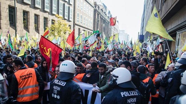 YPG PKK yandaşları Almanya'da SPD binasını işgal etti
