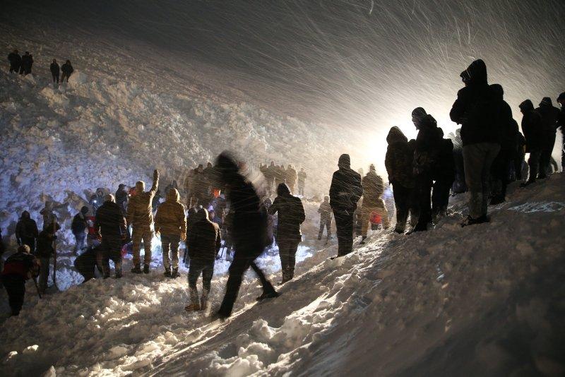 Van'ın Bahçesaray yolunun 33. kilometresinde bir minibüsün üzerine çığ düştü. ile ilgili görsel sonucu"