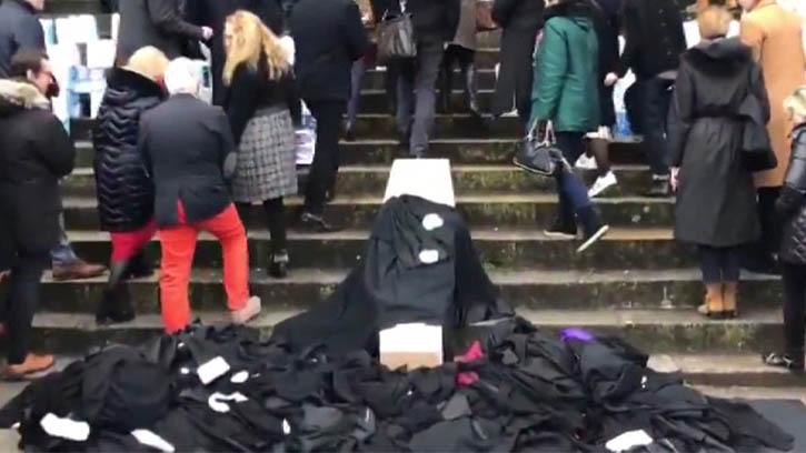 Fransa�da Avukatlardan �Tabutlu� Eylem