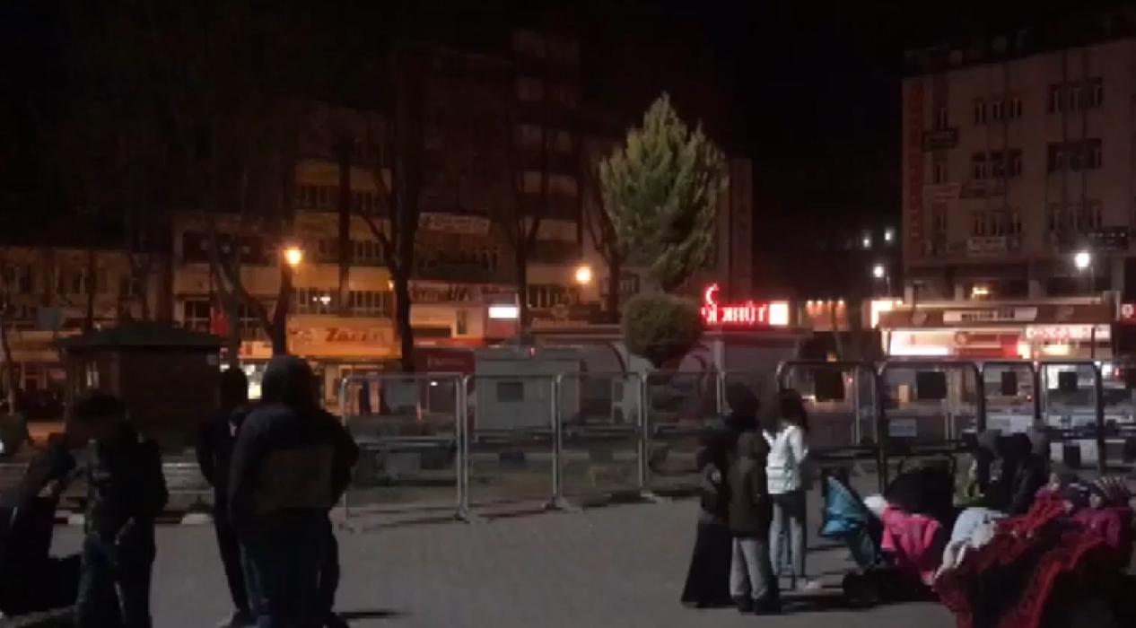 <p>Malatya Valisi Aydın Baruş, Kale ilçesinde meydana gelen 4,9 büyüklüğündeki depremde ilk belirlem