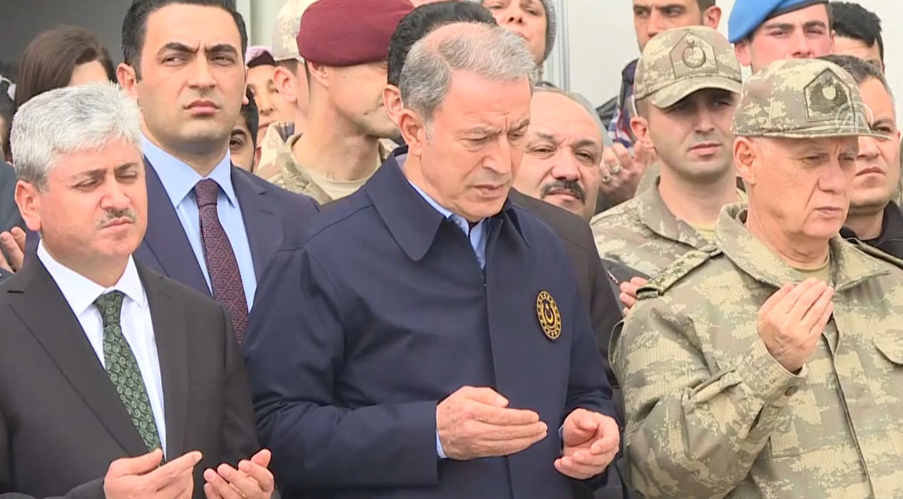 <p>İdlib'deki saldırıda şehit olan askerlerden beşinin naaşları, Hatay Devlet Hastanesindeki törenin