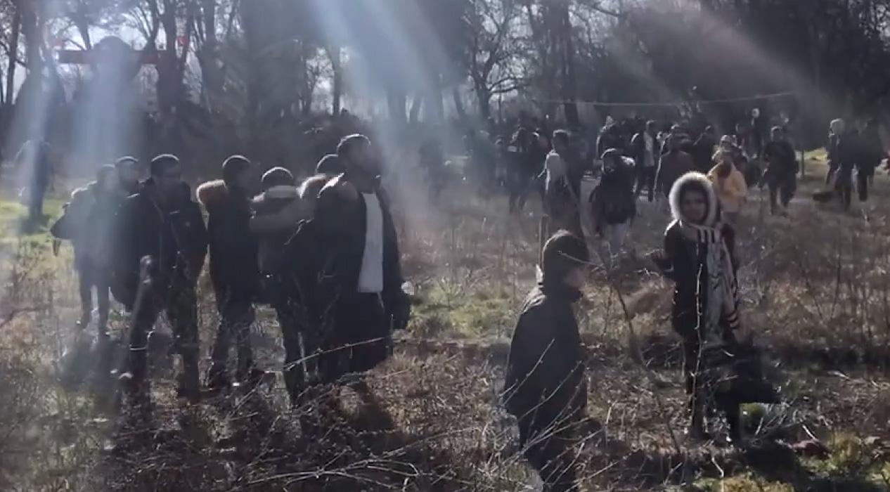 <p>Pazarkule ile Kastanies Sınır Kapısı arasındaki ara bölgede bekleyişini sürdüren düzensiz göçmenl