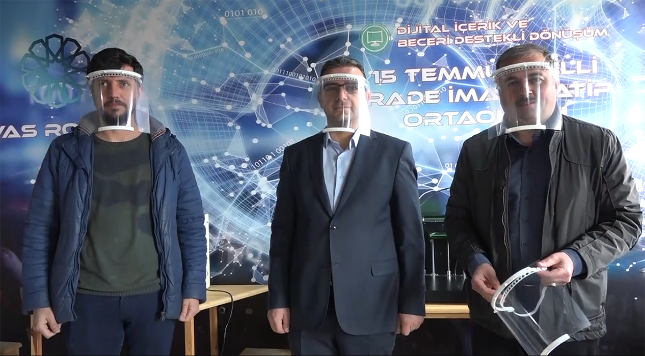 Sivas'ta iki okulda koronavirüse karşı 3D yazıcılarla siperlik üretiliyor