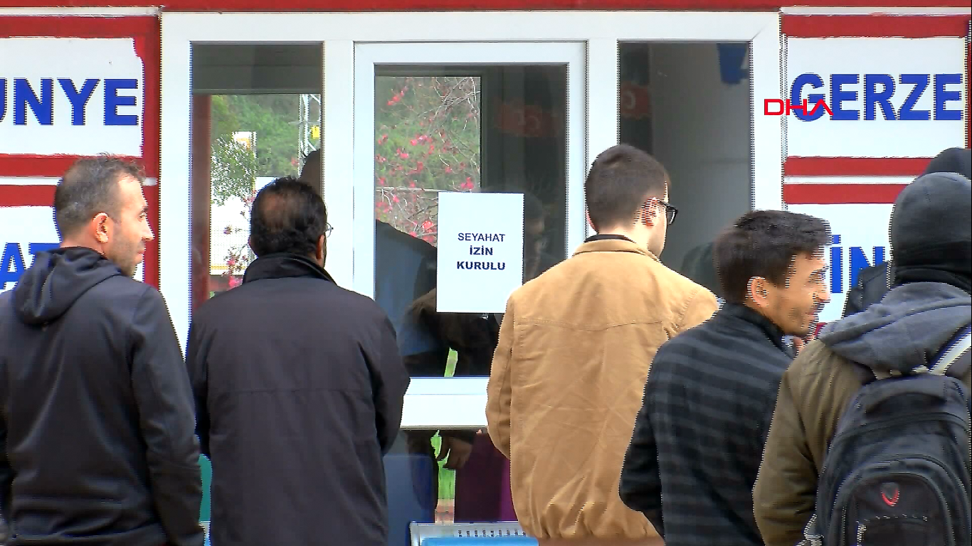 Seyehat izin belgesi için sosyal mesafe kuralına uymadılar