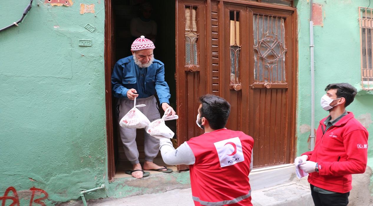 'Evde Kal' çağrısına uyan 65 yaş ve üstü vatandaşlara Siirt'in meşhur yemeği ikram edildi