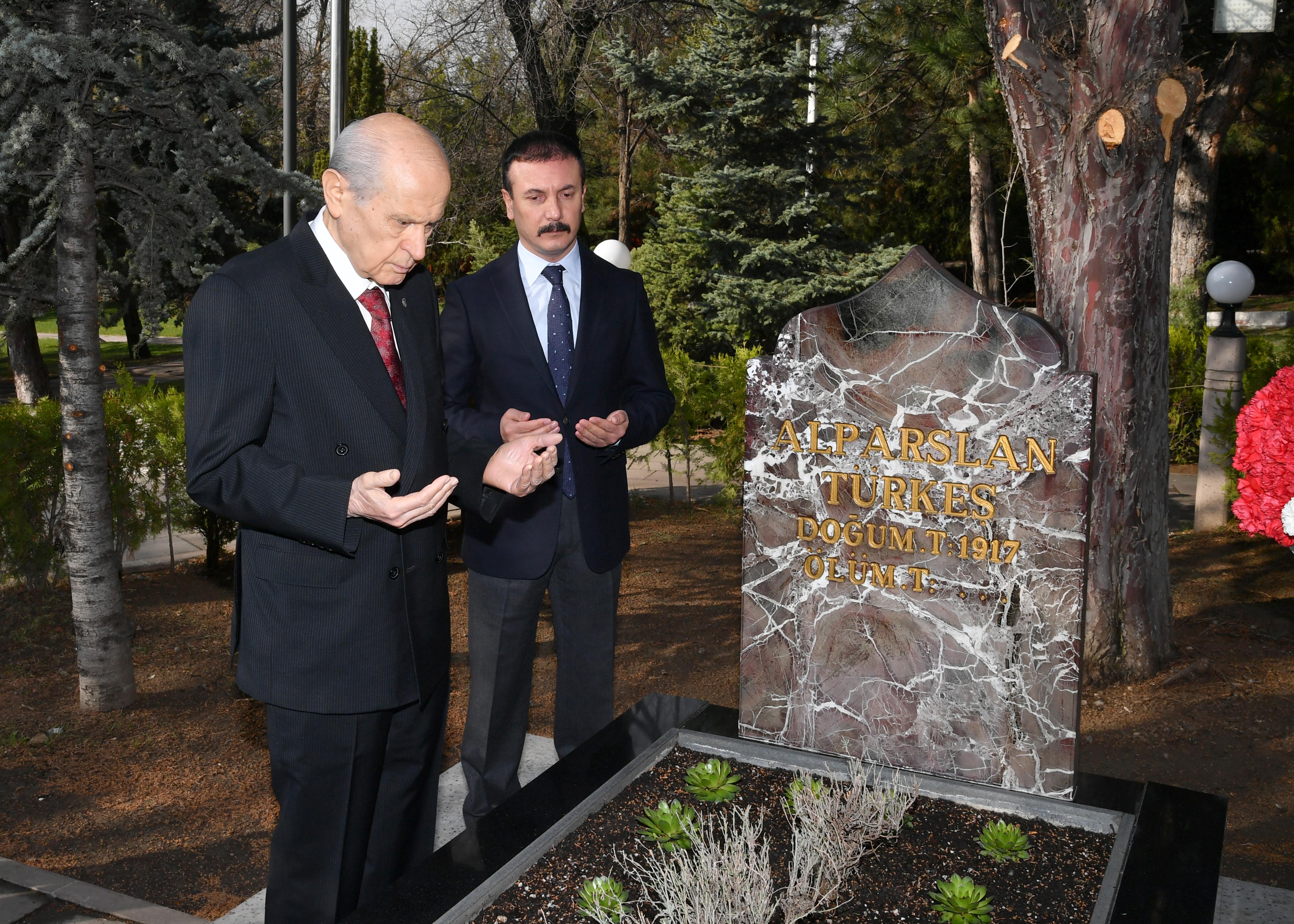 MHP lideri Bahçeli, Alparslan Türkeş'in mezarını ziyaret etti