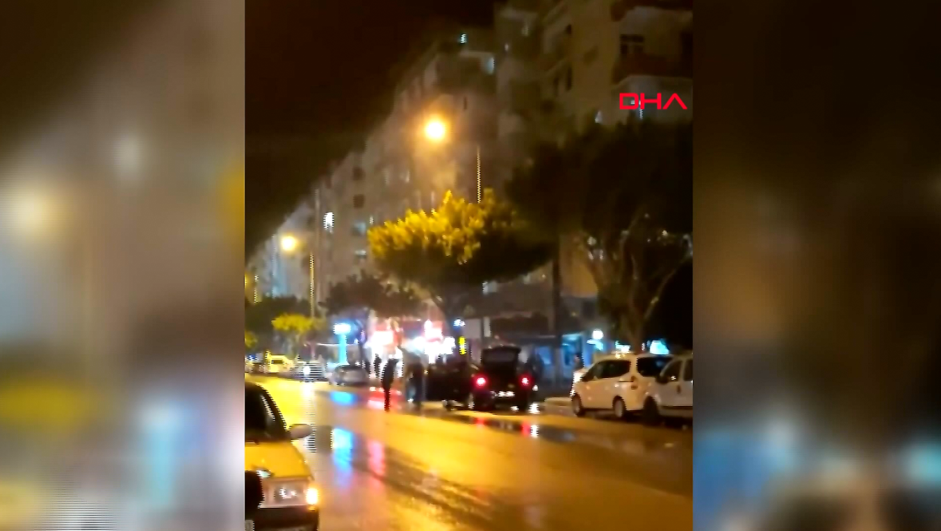 Uyarılara uymayan Antalyalı gençler caddede 'Erik Dalı' oynadı