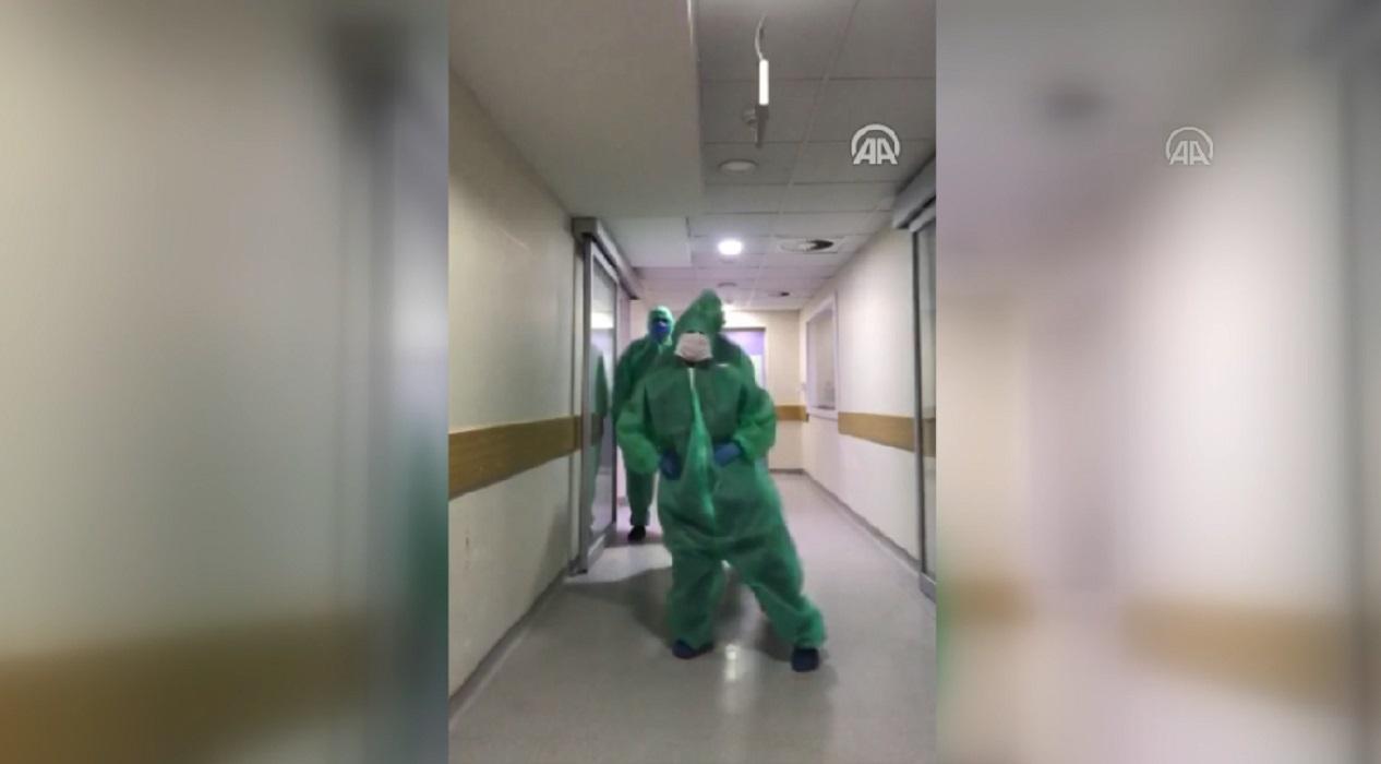 Malatya'da sağlık çalışanları dans ederek moral depoluyor