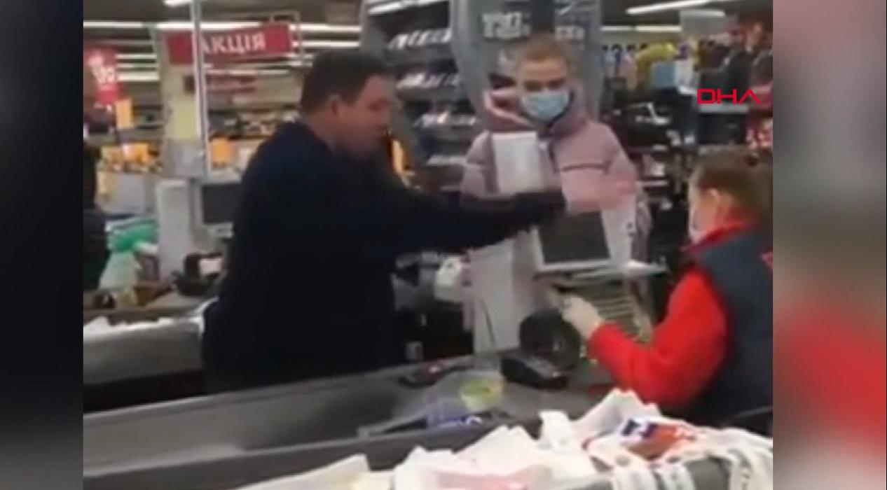 Süparmarkette şaşkına çeviren anlar! Kasiyerin yüzüne madeni para fırlattı