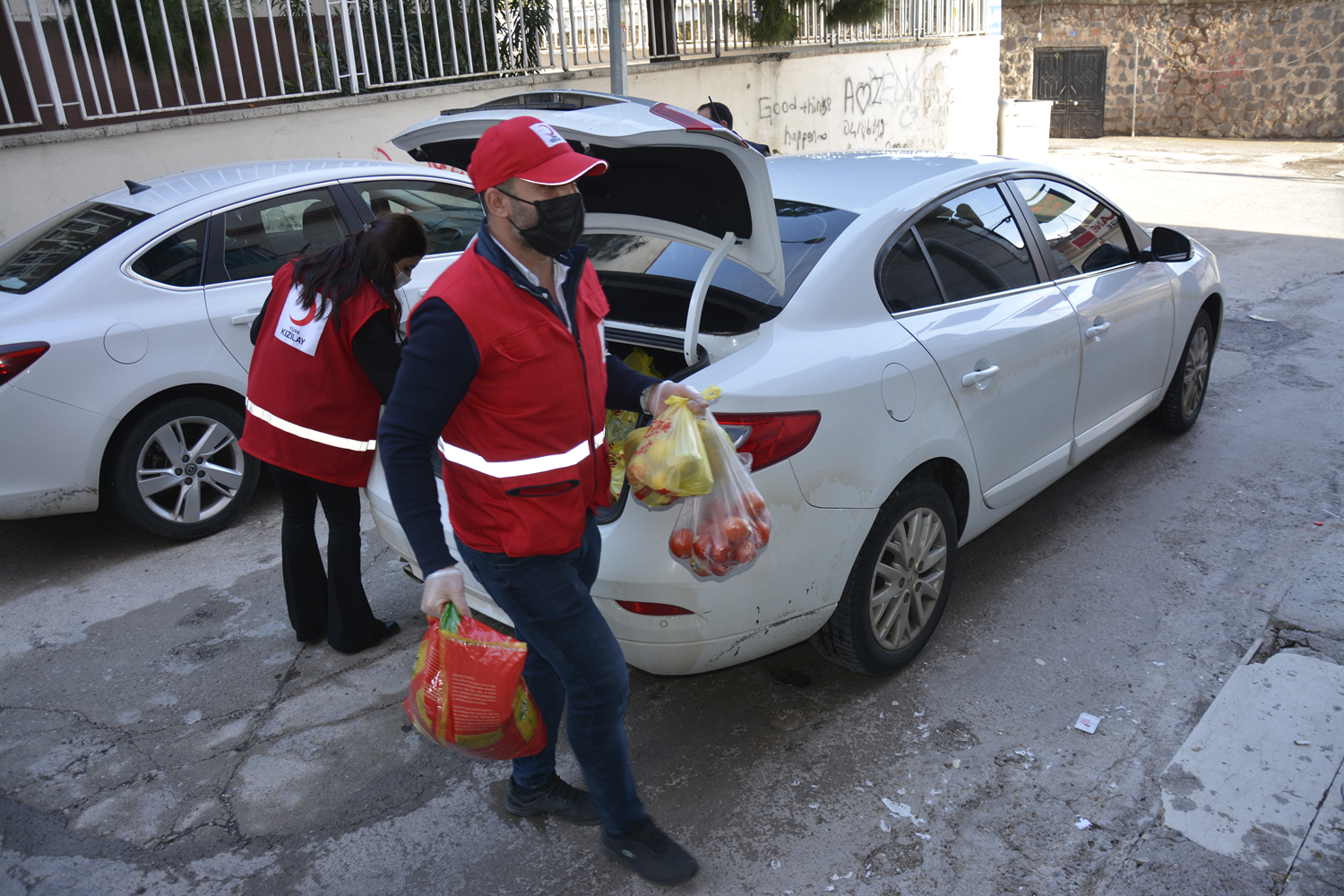 Vefa ekiplerinden Siverekli tartıcı çocuğun ailesine destek