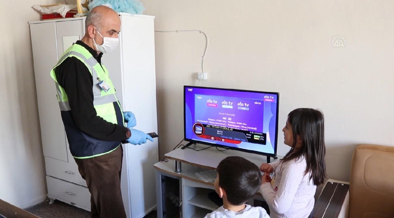 Derslerini takip edemeyen öğrencilere kaymakamlıktan televizyon hediye edildi