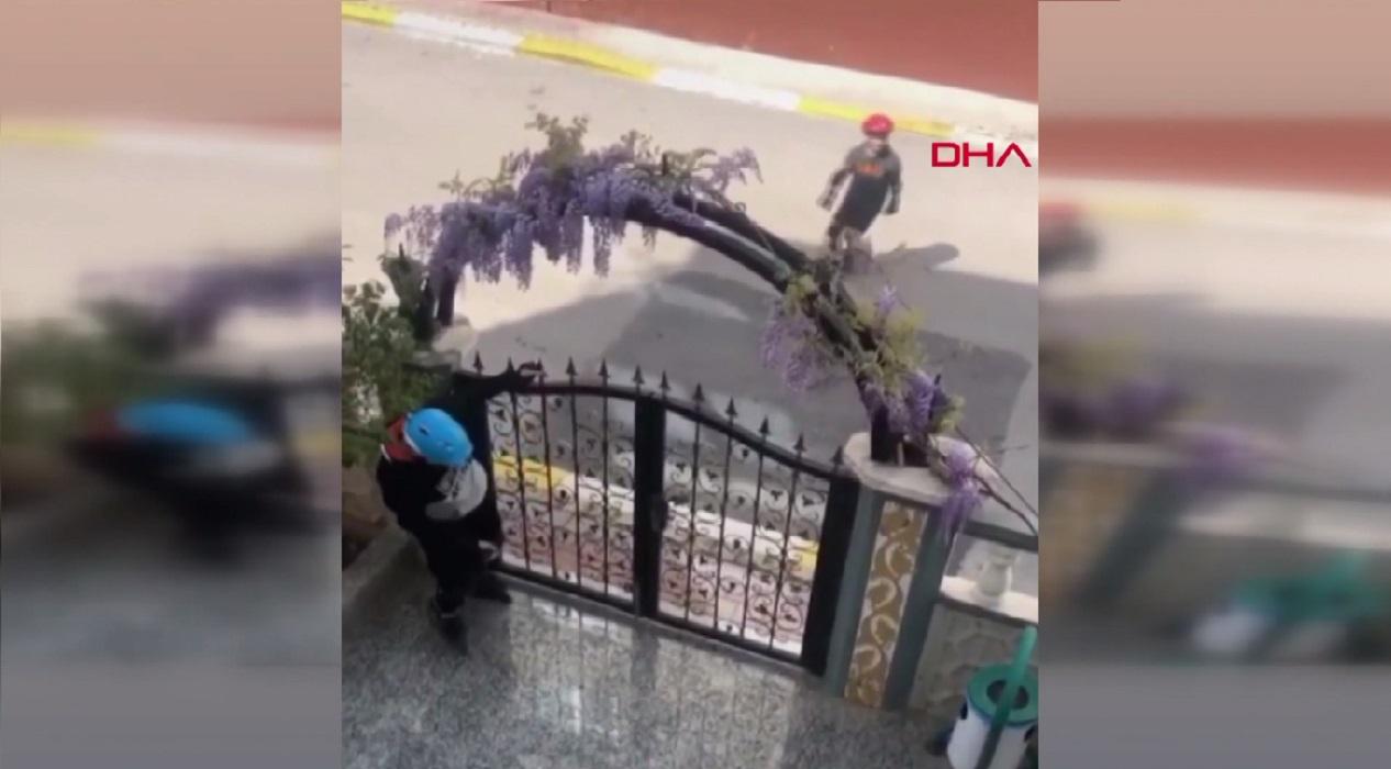 Antalya'da güldüren görüntü: Kaykay yapan iki genç polis sirenini duyunca...