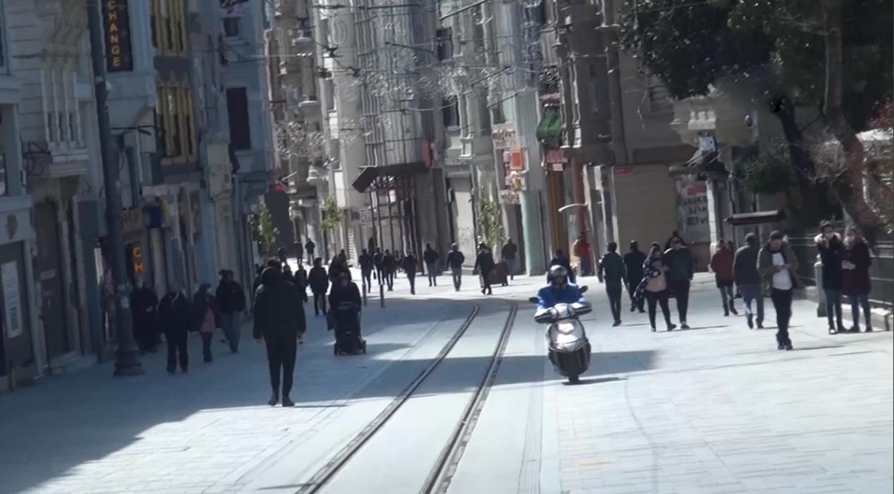 Güneşi gören İstanbullular yasak dinlemedi, Taksim Meydanında hareketlilik yaşandı