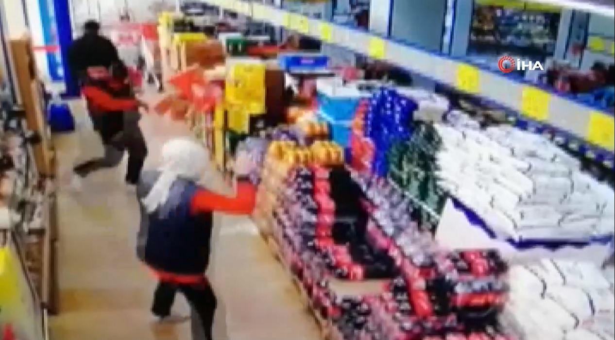 Markete maskesiz giren müşteri, uyarılınca ortalığı birbirine kattı!