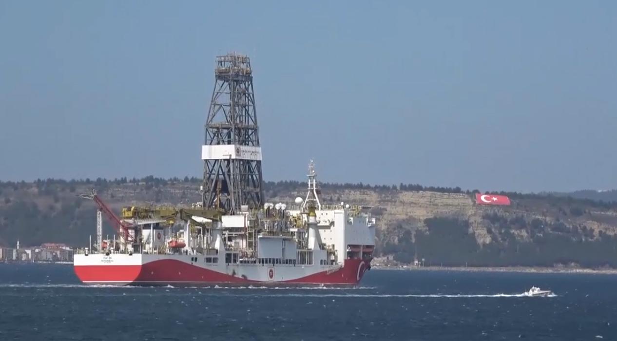 Yerli sondaj gemimiz 'Fatih' Çanakkale Boğazı'ndan geçti