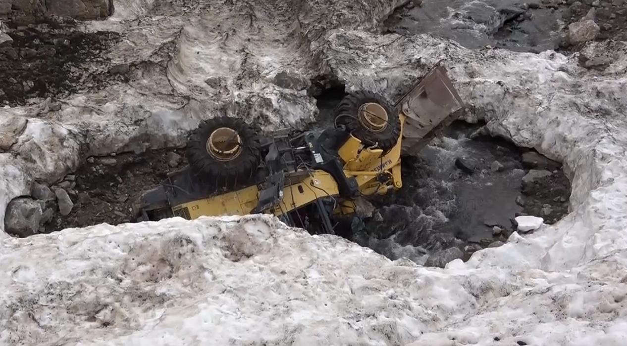 Çığ faciasında kara gömülen araçlar karlar eriyince gün yüzüne çıktı